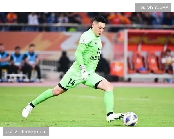 特写镜头：暴雨中，青岛门将王大雷连续三次神扑力保球门